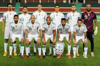 Groupe de joueurs marocains de football en tenue officielle sur le terrain.