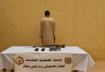 Terroriste arrêté avec armes et objets sur une table en Algérie.