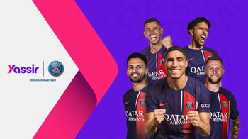 Les joueurs du PSG posent avec le logo Yassir lors de la signature du partenariat.