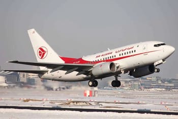 Avion d'Air Algérie décollant de l'aéroport en hiver.