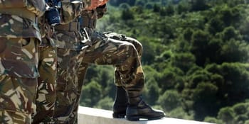 Soldats en uniforme camouflage dans un environnement naturel.