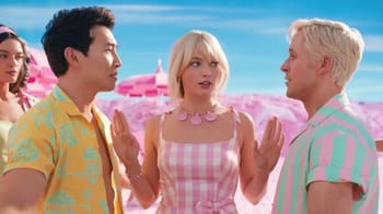 Scène du film Barbie avec trois personnages en conversation.