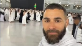 Karim Benzema en pèlerinage à La Mecque, entouré de fidèles.
