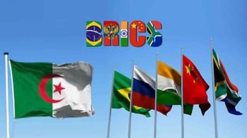Drapeaux des pays BRICS avec l'Algérie en attente d'adhésion.