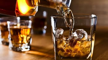 Verre de whisky avec glaçons, boisson alcoolisée.