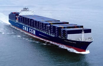 Navire porte-conteneurs en mer avec containers colorés.