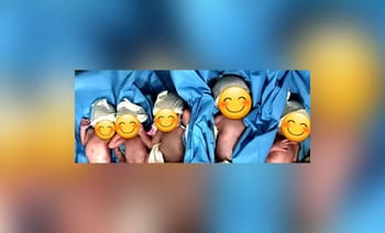 Naissance de sextuplés avec sourire, dans un environnement médical.