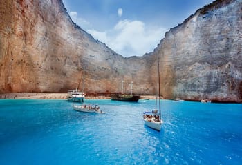 Calanque de Sormiou avec bateaux dans une crique en été.