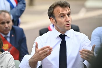 Emmanuel Macron parlant lors d'une réunion politique.