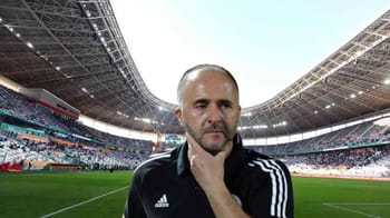 Djamel Belmadi, entraîneur de l'équipe d'Algérie, dans un stade de football.