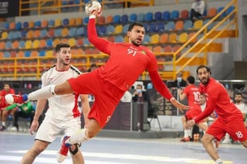 Jeune handballeur algérien en action lors d'un match contre le Maroc.