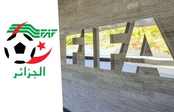 Logo de la FAF et inscription FIFA sur un mur en béton.