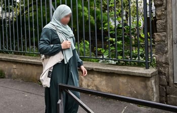 Femme en abaya avec hijab dans la rue en France.