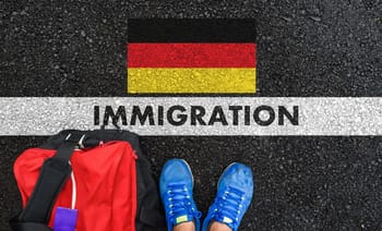 Marche d'immigration avec drapeau allemand et sac à dos.