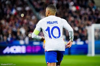 Kylian Mbappé portant le maillot de l'équipe de France espoir.