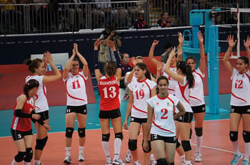 Équipe féminine de volley-ball algérienne célébrant leur victoire contre le Nigeria.