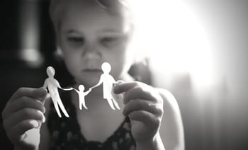Enfant tenant une chaîne de papier représentant la famille.