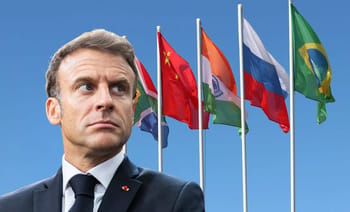 Emmanuel Macron avec drapeaux des pays BRICS en arrière-plan.