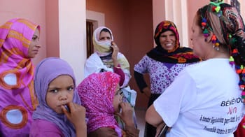 Groupe de femmes et enfants marocains lors d'une discussion communautaire.