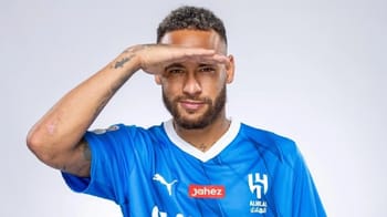 Neymar saluant la foule en maillot d'Al Hilal.