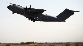 Avion militaire français en vol au-dessus du désert.