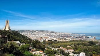 Vue d'Alger avec la basilique Notre-Dame d'Afrique et la mer Méditerranée.