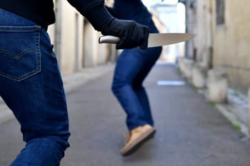 Personne avec un couteau dans une rue en France.