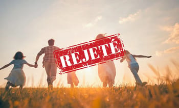 Groupe de personnes tenant la main dans un champ avec le mot 'REJETÉ' en surimpression.