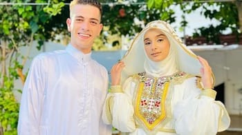 Jeune homme et femme TikTok en vêtements traditionnels, souriants et élégants.