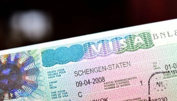 Visa Schengen avec date d'expiration et hologramme de sécurité.