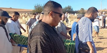 Cérémonie funéraire avec plusieurs personnes en plein air en Algérie.
