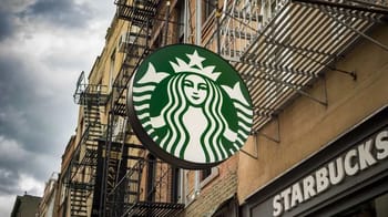 Logo de faux Starbucks suspendu devant un bâtiment à Oran.