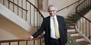 Amin Maalouf, écrivain, à l'escalier de l'Académie française.
