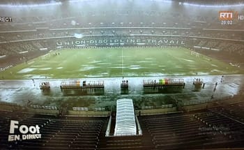 Stade de Côte d'Ivoire inondé avec des terrains submergés par la pluie.