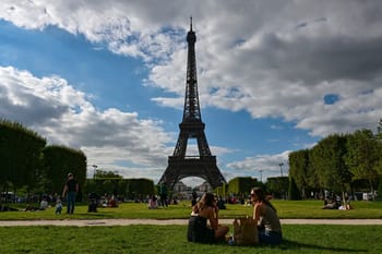 Manifestation à Paris avec la Tour Eiffel en arrière-plan.
