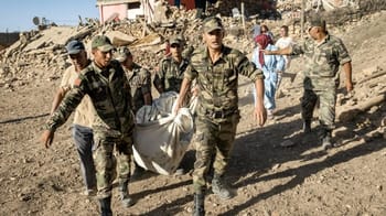 Secours britannique aidant lors du tremblement de terre au Maroc.