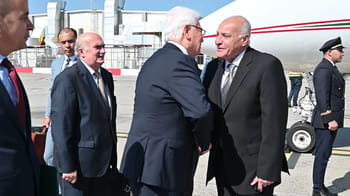 Ahmed Attaf en visite officielle à Budapest, échange avec des responsables hongrois.