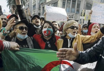 Femmes en protestation contre les violences faites aux femmes en Algérie.