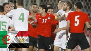 Joueurs de football algériens et égyptiens en confrontation.