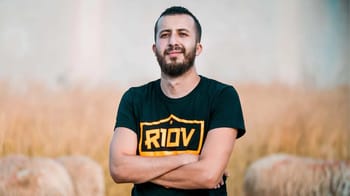 Anes Tina, youtubeur algérien, pose avec bras croisés en extérieur.