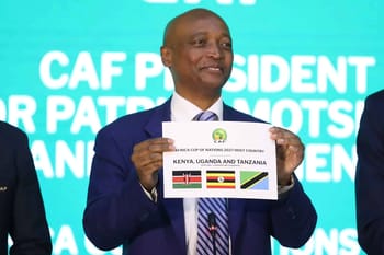 Patrice Motsepe tenant une affiche pour la CAN 2027 avec pays africains.