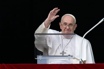 Le Pape saluant lors d'une rencontre publique à Marseille.