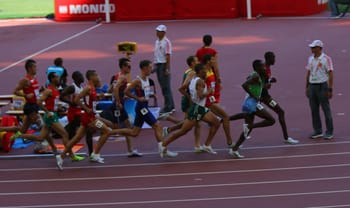 Jeunes athlètes en course lors des Championnats Arabes U18 à Alger.