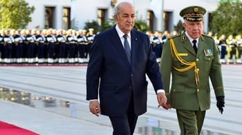Officiels algériens lors d'une cérémonie militaire officielle.