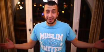 Anes Tina, homme souriant avec un t-shirt bleu "Muslim United".