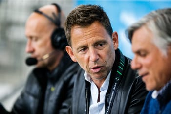 Daniel Riolo en pleine conversation lors d'un événement sportif.