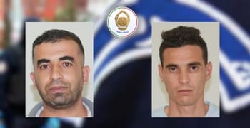 Deux hommes recherchés pour escroquerie en ligne, portrait officiel.