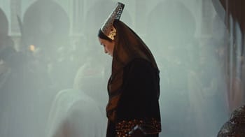 Femme en costume traditionnel algérien lors d'une cérémonie.