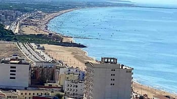 Vue aérienne de la plage de Saïdia avec ses eaux bleues et ses hôtels.