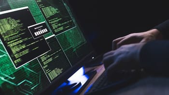 Expert en cybersécurité analysant des codes sur un ordinateur portable.